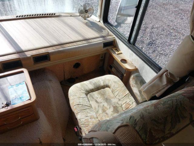 Ford F-550 Super Duty Stripped Chass Image 6