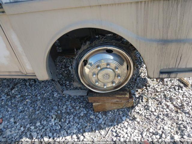 Ford F-550 Super Duty Stripped Chass Image 11