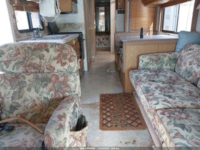 Ford F-550 Super Duty Stripped Chass Image 8