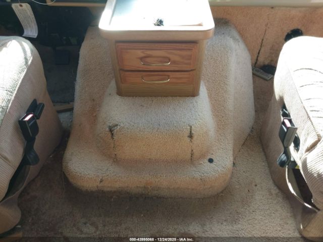 Ford F-550 Super Duty Stripped Chass Image 10