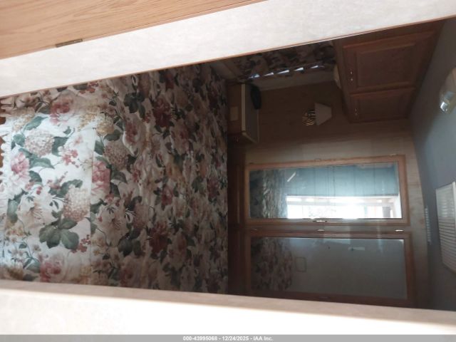 Ford F-550 Super Duty Stripped Chass Image 17