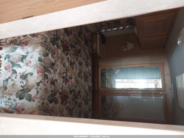 Ford F-550 Super Duty Stripped Chass Image 17