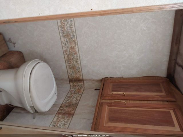 Ford F-550 Super Duty Stripped Chass Image 15