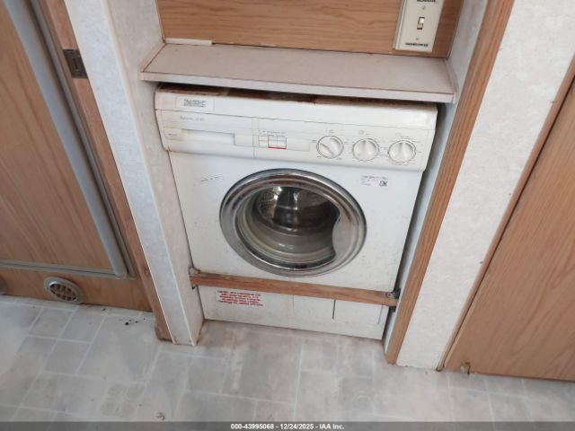 Ford F-550 Super Duty Stripped Chass Image 13