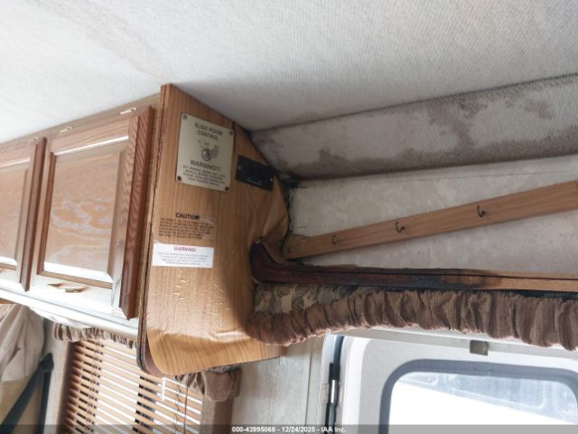 Ford F-550 Super Duty Stripped Chass Image 19