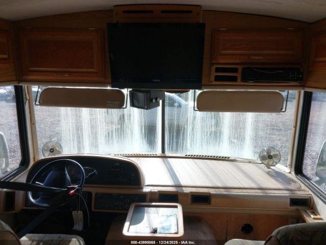 Ford F-550 Super Duty Stripped Chass Image 3