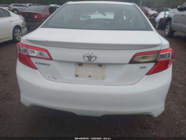 Toyota Camry Se Image 10