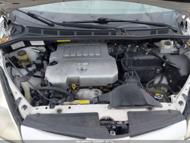 Toyota Sienna Xle Image 3