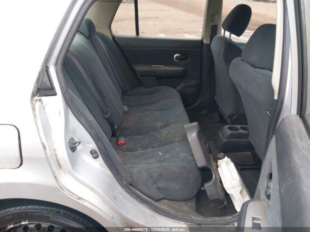 Nissan Versa 1.8s Image 11