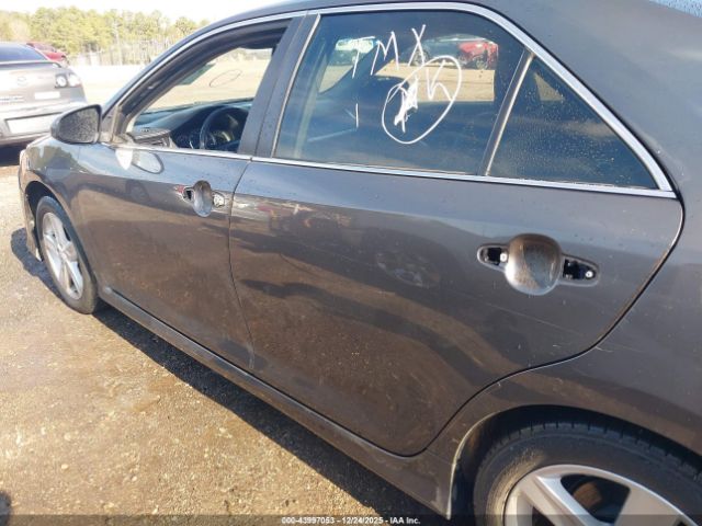 Toyota Camry Se Image 8