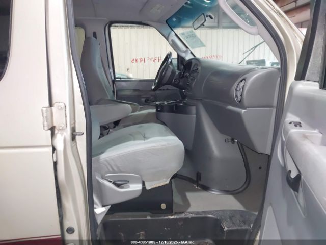 Ford E-350 Image 4
