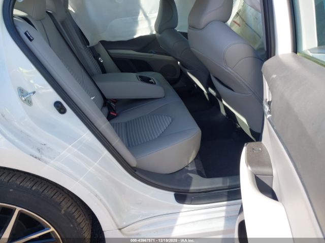 Toyota Camry Se Image 12