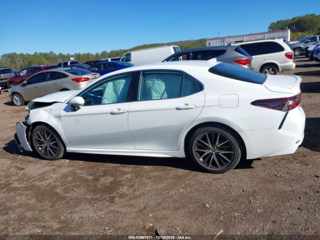 Toyota Camry Se Image 16