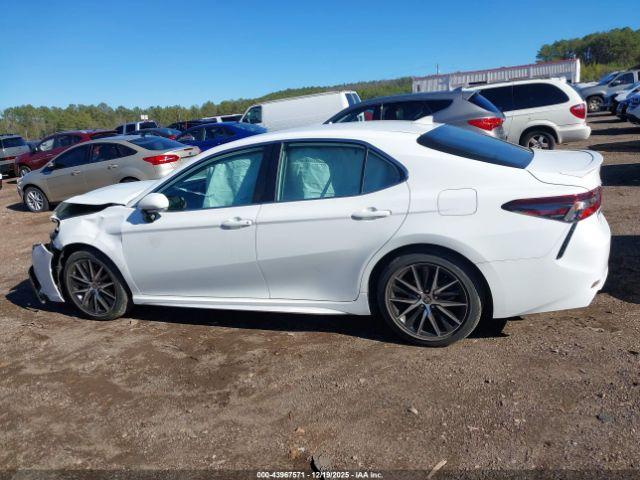 Toyota Camry Se Image 16