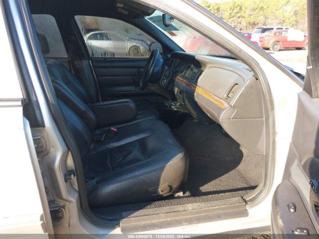 Ford Crown Victoria Image 7