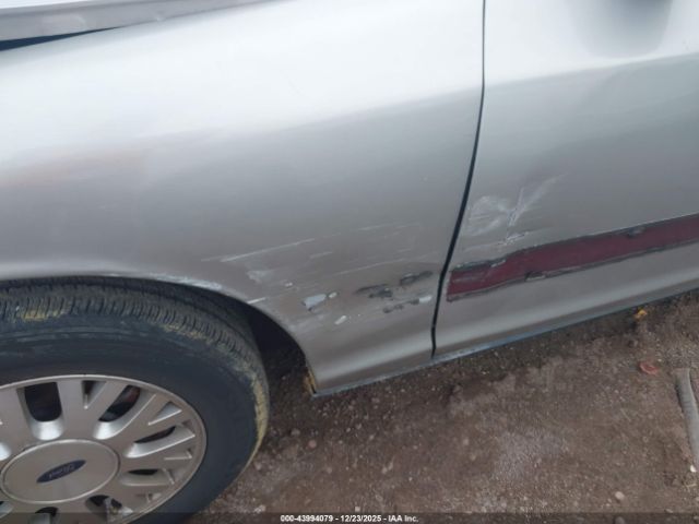 Ford Crown Victoria Image 11