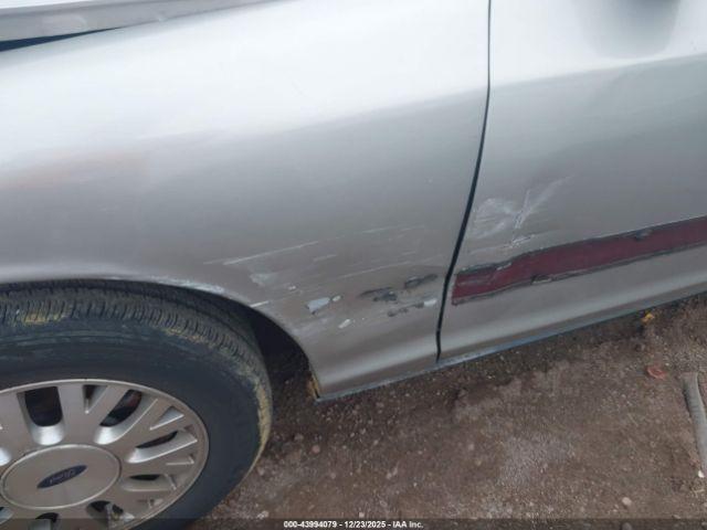 Ford Crown Victoria Image 11