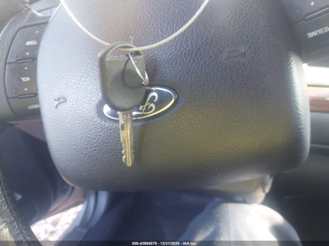 Ford Crown Victoria Image 10