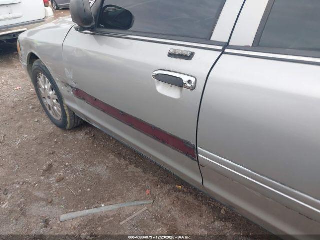 Ford Crown Victoria Image 13