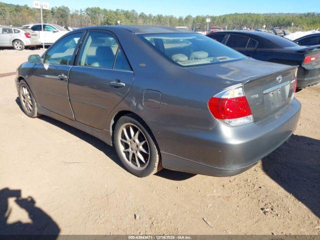 Toyota Camry Le Image 3