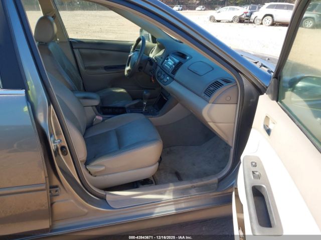 Toyota Camry Le Image 4