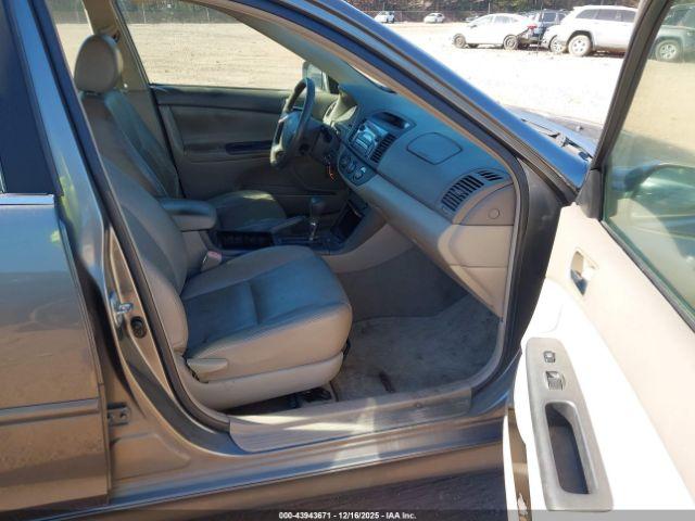 Toyota Camry Le Image 4