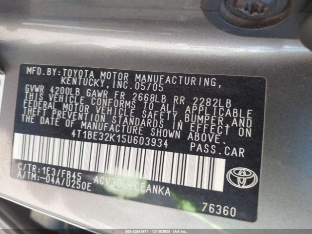 Toyota Camry Le Image 5