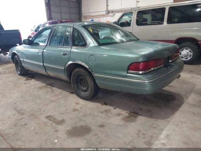 Ford Crown Victoria Image 5