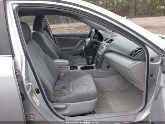 Toyota Camry Le Image 3