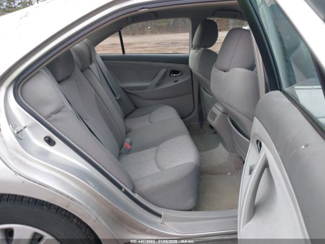 Toyota Camry Le Image 8