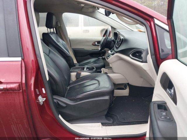 Chrysler Pacifica Touring L Image 2