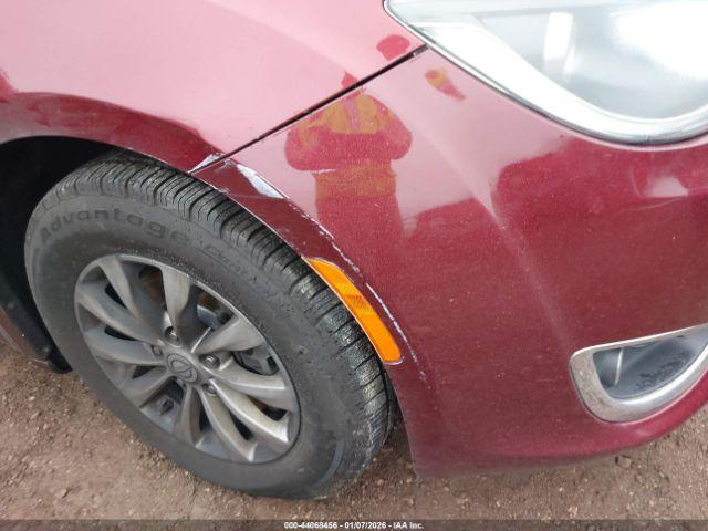 Chrysler Pacifica Touring L Image 15