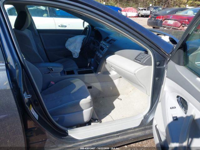 Toyota Camry Le Image 4