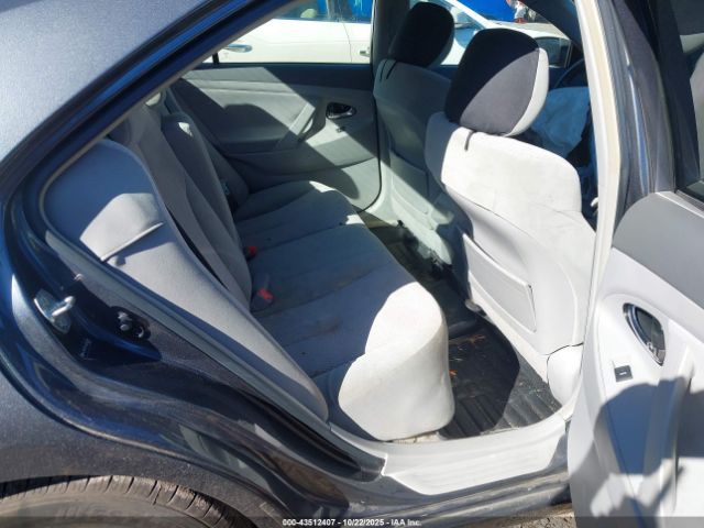 Toyota Camry Le Image 6