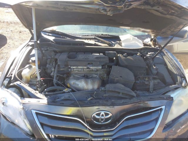 Toyota Camry Le Image 10