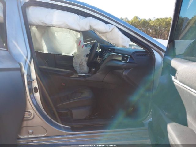 Toyota Camry Se Image 8