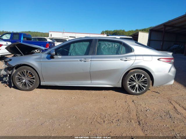 Toyota Camry Se Image 13